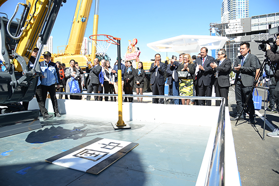 徐工XE35U液壓挖掘機現場揮毫潑墨、投籃表演，成為展場上的“閃亮明星”